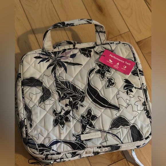 Vera Bradley, toiletry case, but used for a short time as a make up case - Picture 8 of 8